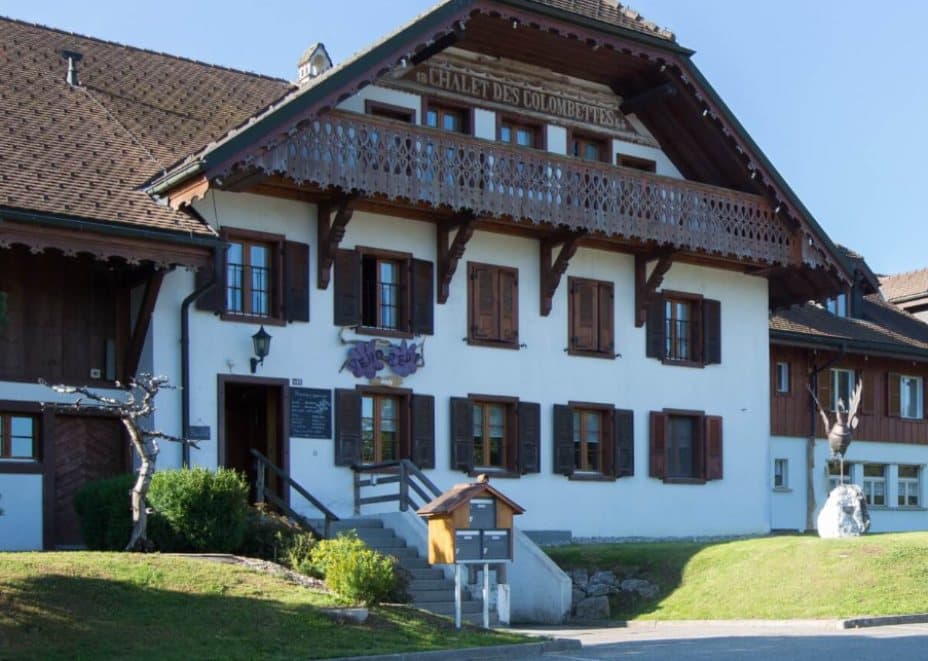La façade du chalet des Colombettes et ses balcons de bois sculptés