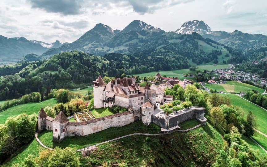 La Gruyère, son château et le Moléson