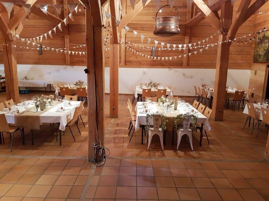 La grande salle de banquet du chalet, dressée sous les poutres