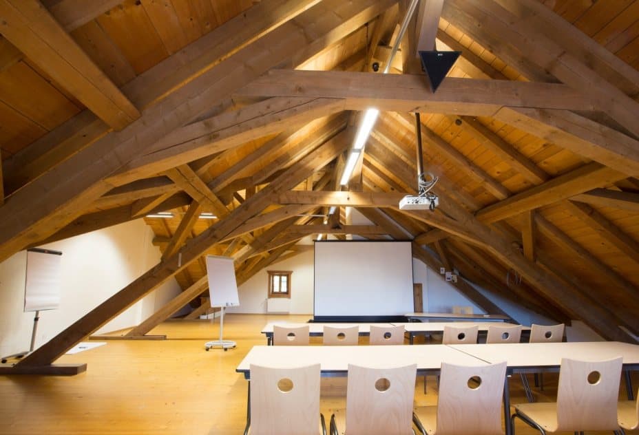 La salle de séminaire aménagée sous les combles